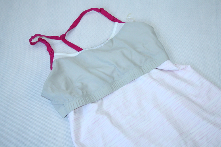 Top damski Under Armour HEAT GEAR biały/róż (3)